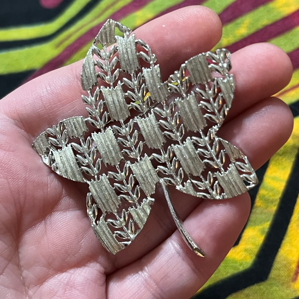 Vintage Lisner Signed Mod Leaf Silver Tone Metal Costume Jewelry Brooch